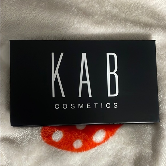 KAB Cosmetic eye shadow palette day + night - Picture 1 of 3
